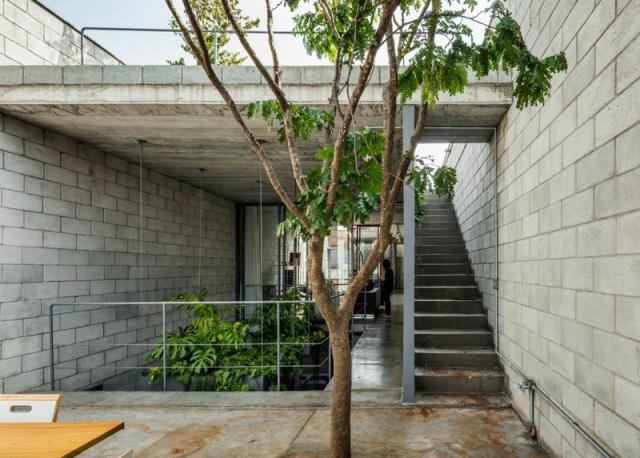 一個(gè)有室內(nèi)庭院的兩層小住宅，讓你感受中庭庭院的美