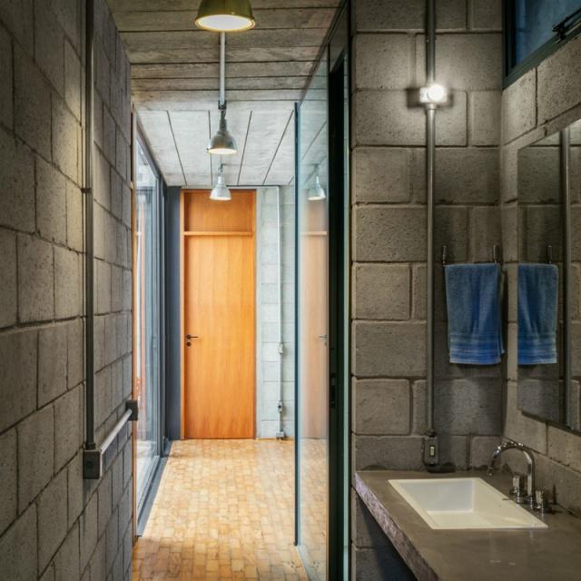 一個(gè)有室內(nèi)庭院的兩層小住宅，讓你感受中庭庭院的美
